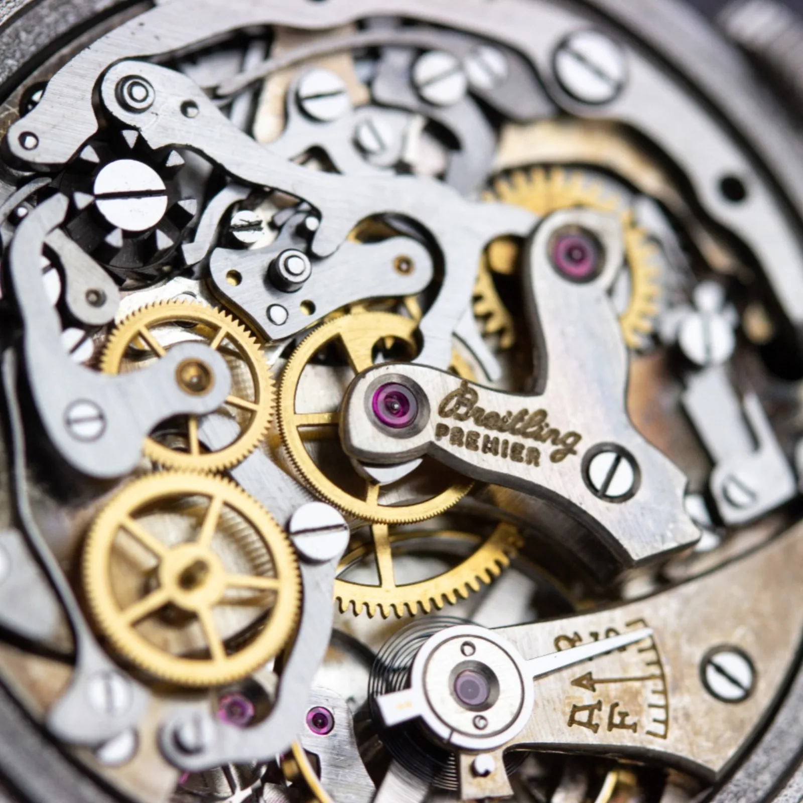 Open mechanical caliber, bridges, gears and jewels, service at the Sometimes Passion workshop